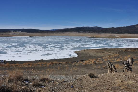 Lago completamente congelado perto da histórica Las Vegas, no Novo México, nos Estados Unidos